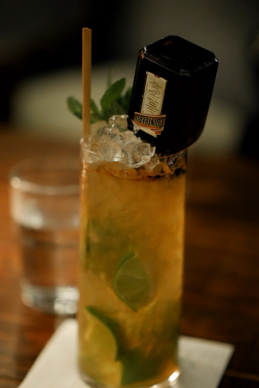 很有格调的一家清吧跟着导航在幽静的古镇巷弄里穿梭了许久
偶尔掠过几只土著狸花喵喵的倒影赫然就到了
调酒的小哥哥手指真的太好看了（人也很好看哈哈哈哈哈）可惜没有捕捉到清晰的镜头手控必须来 !!
随意让小哥哥搭配的两款酒
一杯敬过往一杯敬月光