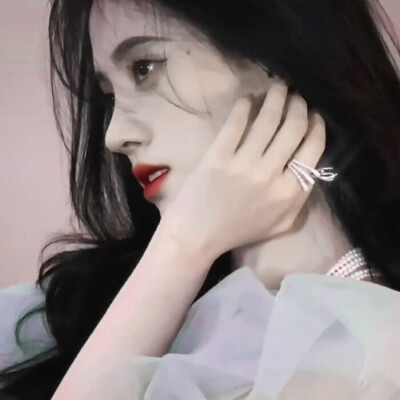 .鞠婧祎.
_抱图看简介.