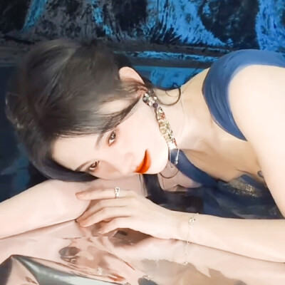 .鞠婧祎.
_抱图看简介.