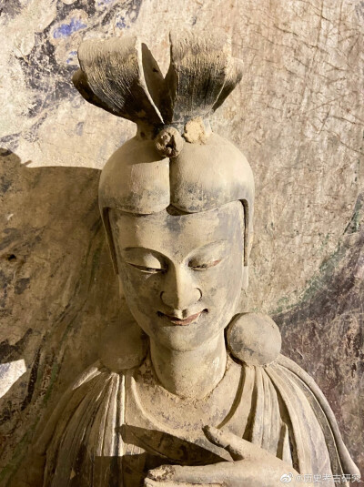 【展脚幞头】1999年，在我市一职中工地宋蒋师益墓出土文物展脚幞头。幞头又称“襆头”，商周时期华夏地区男子二十而冠，行冠礼必戴冠帽，到魏晋以后，巾裹成为男子主要头部服饰，经长期演变，唐代始称为幞。宋代布漆…