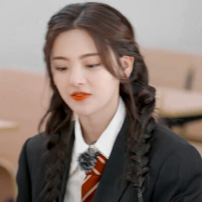 .杨超越.
_抱图看简介.