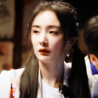 .杨幂.
_抱图看简介.