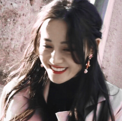 .迪丽热巴·迪力木拉提.
_抱图看简介.