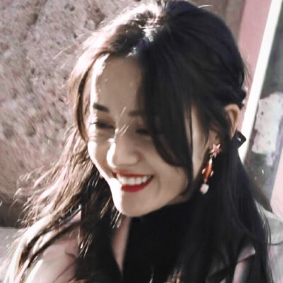 .迪丽热巴·迪力木拉提.
_抱图看简介.