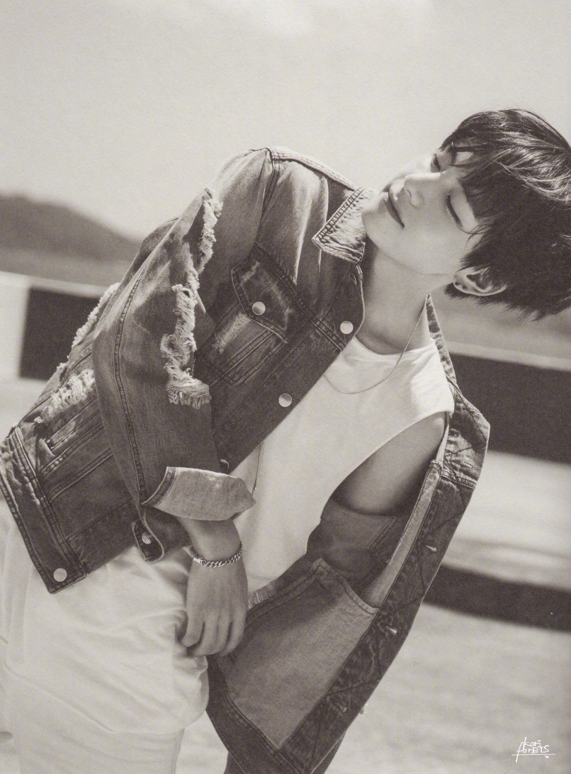 打開罐頭鋪面魚類的腥氣，海邊的風吹拂面龐，吹走我青春的無助雜念。勾起的笑是沉湎自言自語的夢境，沒人預料到的未來像是電影在腦海中播放。我已經死過一回了，所以我將豪爽自由宣洩在各個角落。