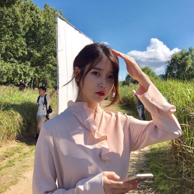 IU 李知恩 cr：砂糖收藏家
头像 分享下女友的生活照(×)