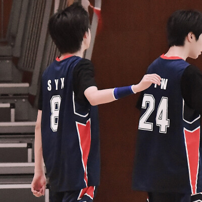 “少年人的梦想在嘉陵江和南滨路上熠熠生辉，裹挟在重庆的热浪里吹遍一整个山城。”