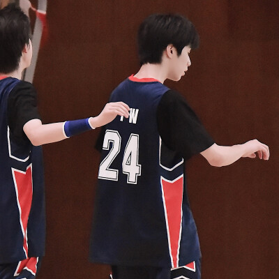 “少年人的梦想在嘉陵江和南滨路上熠熠生辉，裹挟在重庆的热浪里吹遍一整个山城。”