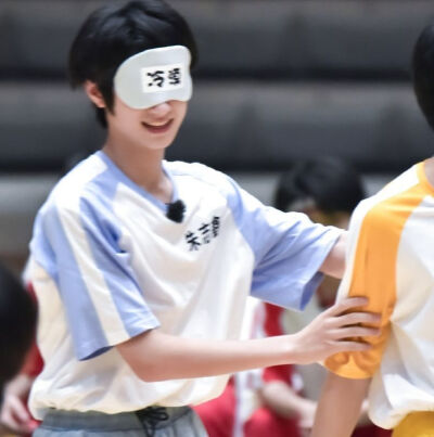 “少年人的梦想在嘉陵江和南滨路上熠熠生辉，裹挟在重庆的热浪里吹遍一整个山城。”