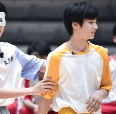 “少年人的梦想在嘉陵江和南滨路上熠熠生辉，裹挟在重庆的热浪里吹遍一整个山城。”