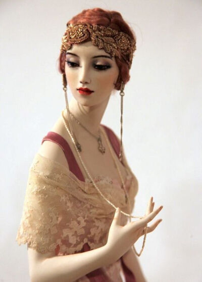 ART DECO Fashion Doll by Alexandra Koukinova，请细赏华丽精致的细节。 ​