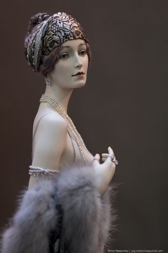 ART DECO Fashion Doll by Alexandra Koukinova，请细赏华丽精致的细节。 ​