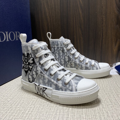 情侣款DIOR KAWS 重磅联名 七夕限定系列 DIOR B23 运动鞋系列 高/低帮 标志性的 B23 运动鞋是男士衣橱的经典单品，日常穿搭或是正式晚装均可轻松打造不同风格。舒适度极好 脚感轻盈
标准码数 ；女款：35～39 …