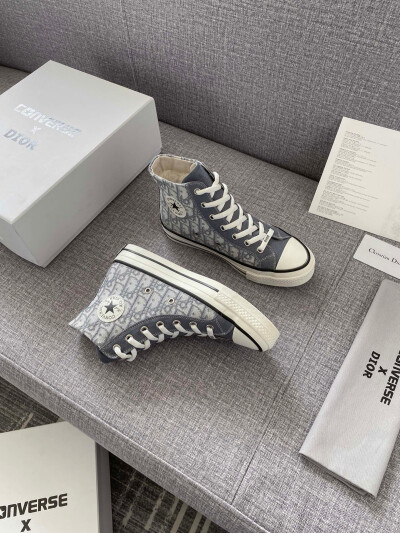 DIOR X CONVERSE 1970S 匡威1970S迪奥联1标志性DIOR刺绣包围拼接鞋身辅以经典黑白元素拼接 低调中透出一息轻奢韵味 真羊毛里 码数：35-44
支持检验 也有普通款