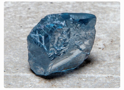 英国钻石开采商 Petra Diamonds 上周宣布，南非 Cullinan 矿区新发现一颗重达39.34ct的蓝钻原石，经鉴定为 Type IIb 型钻石，拥有瑰丽的色调和出色的净度，该公司计划通过专场招标出售这颗稀有蓝钻。