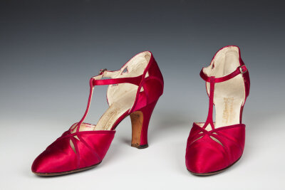 1930s 红色高跟鞋