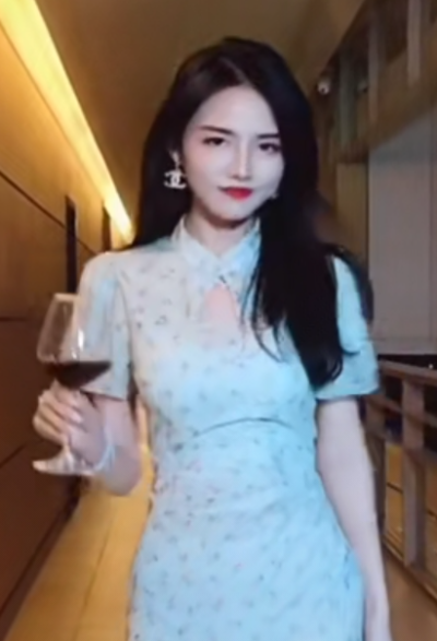 来看看美丽的女孩们吧！有没有你们喜欢的？我觉得还可以，下次给你们更新可爱头像，如果要问这照片上的是谁？我说不是，我不是，我坚决不是，我真的不是我。