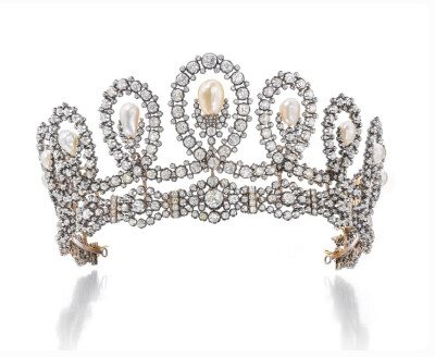 这件王冠由意大利都灵宫廷珠宝商制作，1867年被赠予意大利奥斯塔公爵夫人 Maria Vittoria 作为结婚礼物，超过一个半世纪以来一直由意大利王室收藏。
￼这件王冠制作于19世纪下半叶，具有鲜明的古典风格——王冠主体…