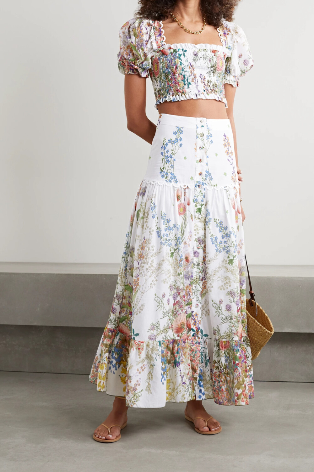 Charo Ruiz 这款 “Judy” 田园风上衣以轻盈透气的纯棉制成，铺满俏皮的花卉印花图案。短裁衣身和泡泡袖的袖口还设有平行绉缝，尤为修饰身形。