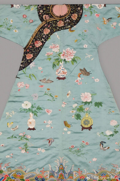 乾隆舒妃浅绿色缎绣博古花卉纹袷袍 北京故宫博物院藏。