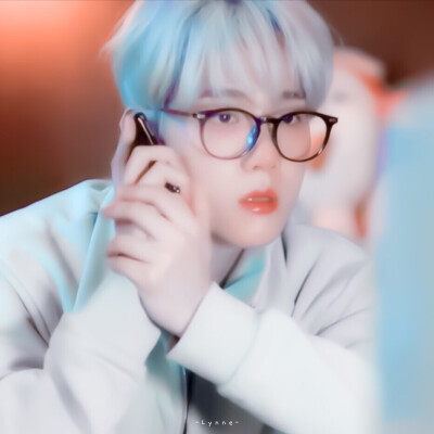 • 边伯贤
· Lynne