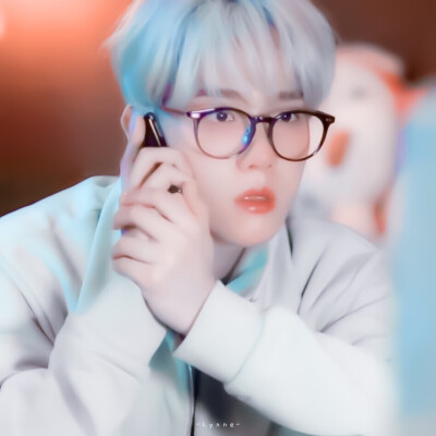 • 边伯贤
· Lynne