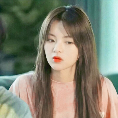 .杨超越.
_抱图看简介.