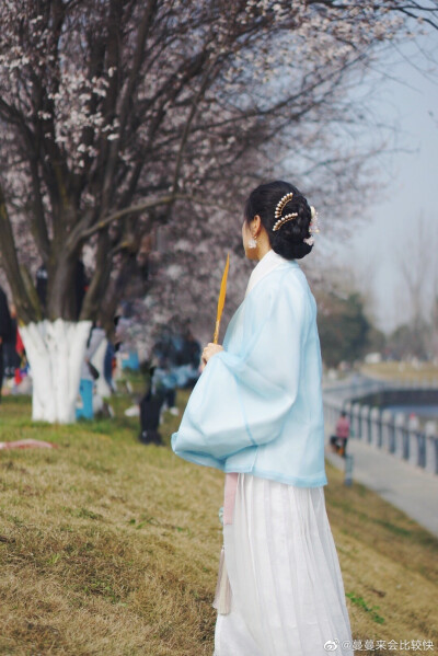 #汉服与花#
一抹月白配樱粉，道尽春日温柔。
上袄@衿娥传统服饰工作室
裙 来料
cr@蔓蔓来会比较快
#汉服# ​​​