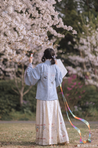 #汉服#
姑苏生活记｜节气汉服穿搭
“燕子来时新社，梨花落后清明”
踏春出游，清明纸鸢。 ​
cr@涵淡-小月亮