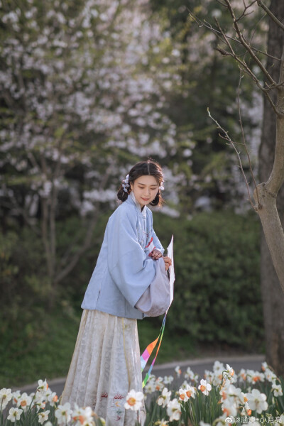 #汉服#
姑苏生活记｜节气汉服穿搭
“燕子来时新社，梨花落后清明”
踏春出游，清明纸鸢。 ​
cr@涵淡-小月亮