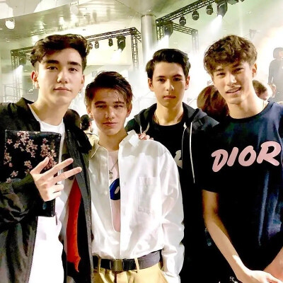 Intersection 米卡 和马 庆怜 青山威廉