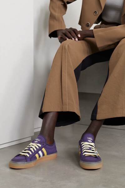 adidas Originals 与设计师 Wales Bonner 再度联手，以 80 年代雷鬼音乐盛行的牙买加为灵感，带来令人眼前一亮的胶囊合作系列。其中这款 “Nizza” 低帮运动鞋以帆布精心打造，设有橡胶大底，侧面的皮革三条纹元素尤…