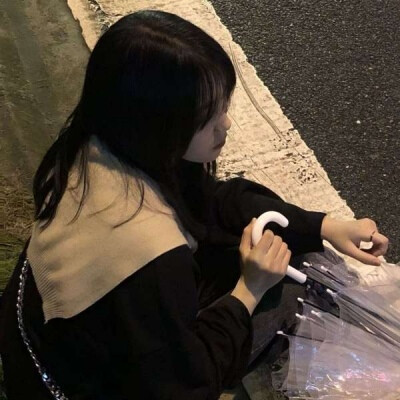 真人1女生头像1忍了一晚上的眼泪，还是掉下来了。