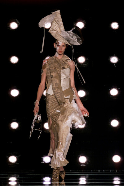 John Galliano SPRING 2001 READY-TO-WEAR