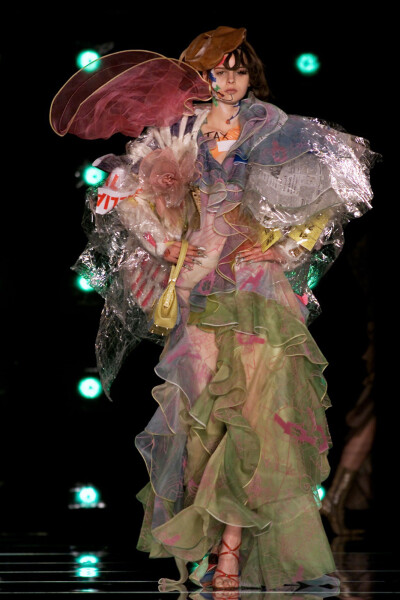 John Galliano SPRING 2001 READY-TO-WEAR