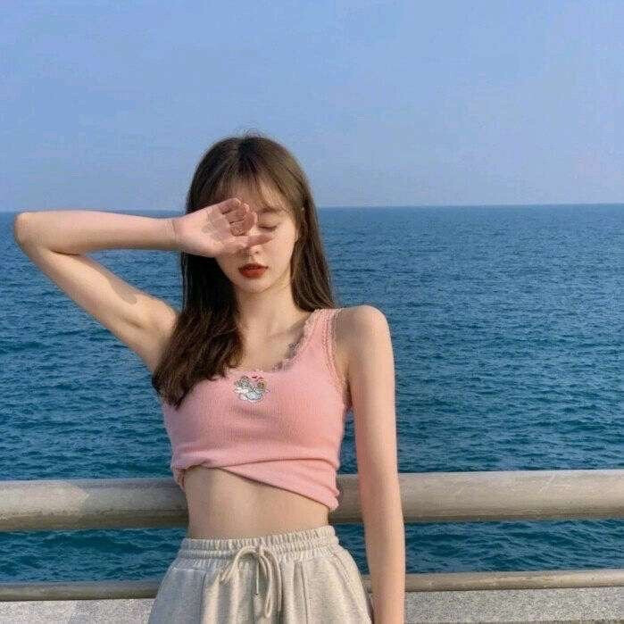 “随着时间的流逝，我们终究会原谅那些曾经伤害过我们的人。”
而蔡康永说：“那不叫原谅，那叫算了。”
拧巴的感情很难受，放不下的时候很难熬，但是，强撑的爱情，才最是辛苦。
任何一种付出都是需要有回应的，一杯热水，你没有在十分钟之内喝掉，它就会变凉，一份爱，你没有在期望的时间内给予回应，它就会变冷。
可以为你变得出类拔萃，看你喜欢的电影，听你偏爱的歌曲，可以跨过千山万水去找你，也愿意在原地为你画地成牢。
但在心里有个付出的期限，一旦到达时间，就放你走。
算了，你走吧，你也不用再回我微信了。