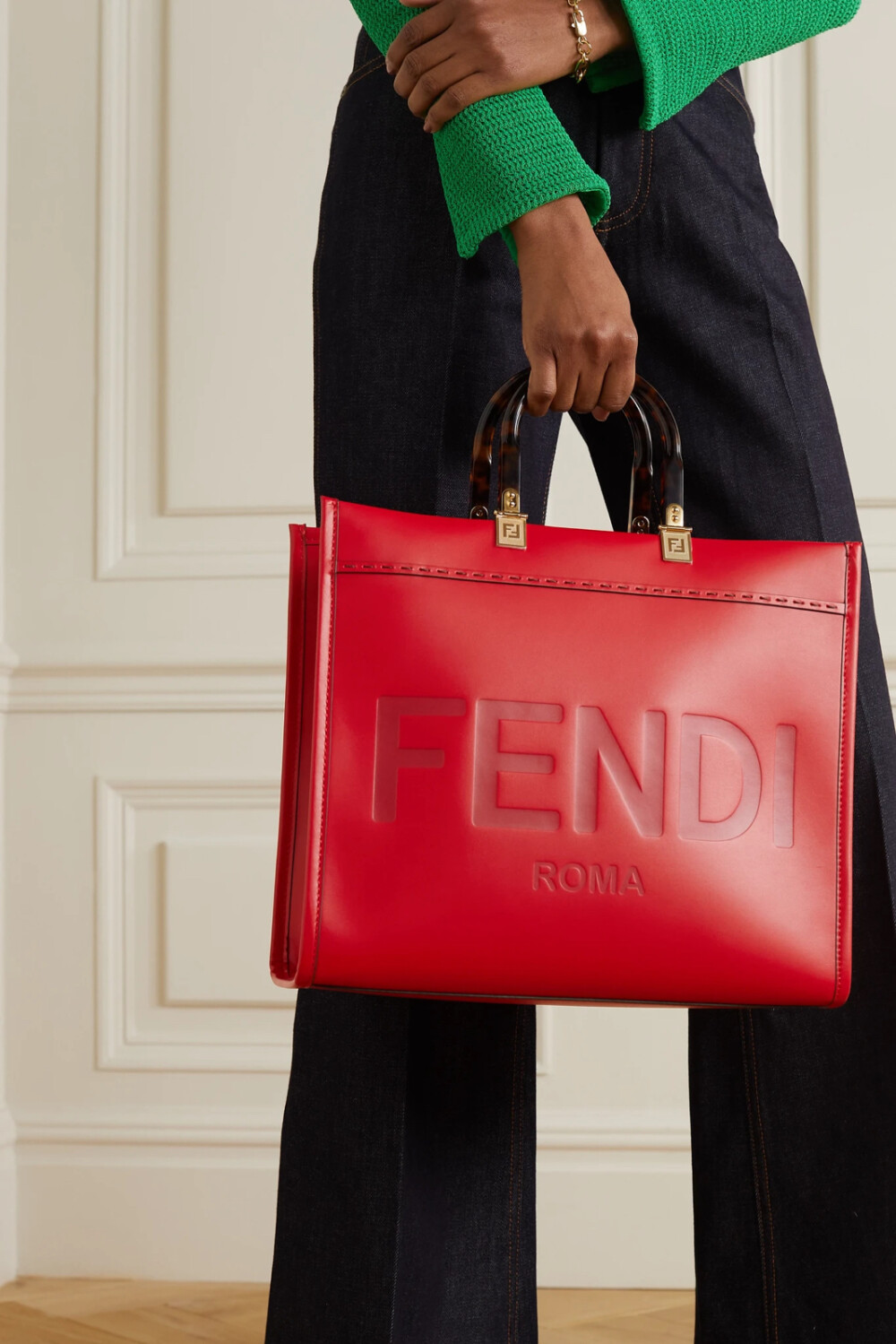 fendi 这款 "sunshine" 红色皮革手提包的正面饰有别致的品牌标志压花
