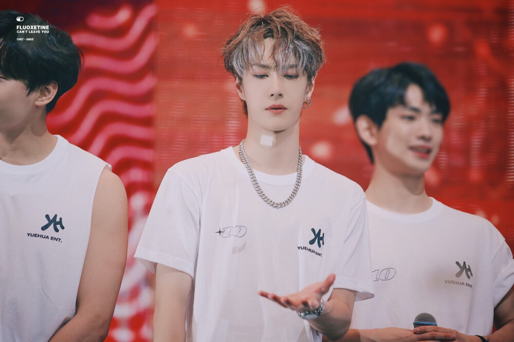 190602 乐华娱乐家族演唱会 @UNIQ-王一博 ♡啵喵抓彩带～♡ cr:logo