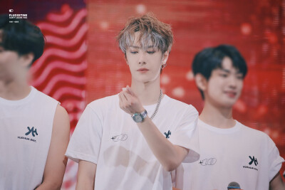 190602 乐华娱乐家族演唱会 @UNIQ-王一博 ♡啵喵抓彩带～♡ cr:logo