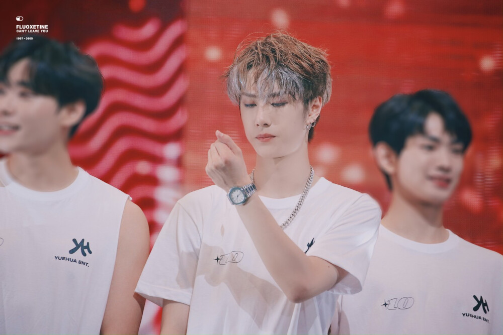 190602 乐华娱乐家族演唱会 @UNIQ-王一博 ♡啵喵抓彩带～♡ cr:logo