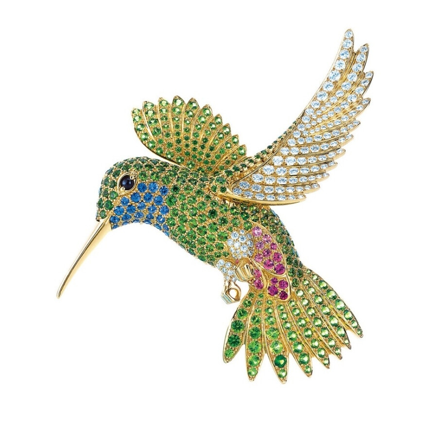 Hummingbird 金质胸针，by Tiffany & Co.
镶嵌圆形切割沙弗莱石、蓝宝石、粉色蓝宝石和钻石。