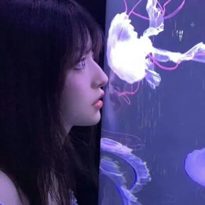 知道我为什么讨厌下雨吗？因为下雨的时候，雨滴滴答答的，会让我知道我只有一个人。​