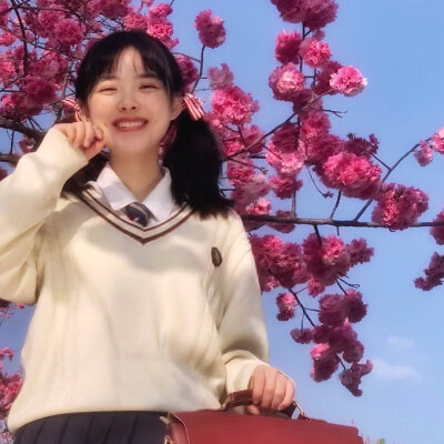 女生头像/闺蜜头像
ᴾᵉᵒᵖˡᵉ ᵍʳᵒʷ ʷᵉᵉᵈˢ ʷⁱᵗʰᵒᵘᵗ ᶠˡᵒʷᵉʳˢ.
人的内心不种鲜花就长杂草。 ​​​
©️ ：虞兮西