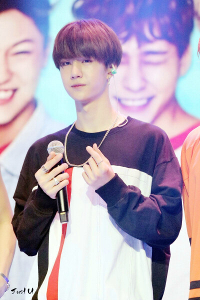 160416 炫舞梦工厂王子舞会 @UNIQ-王一博 cr:logo