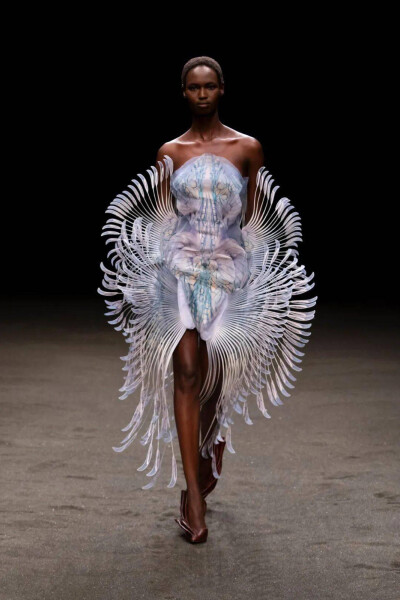 Iris van Herpen 2021ss “Roots of Rebirth”