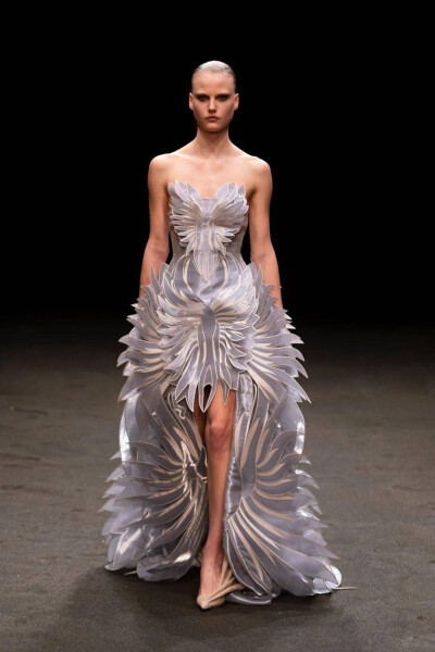 Iris van Herpen 2021ss “Roots of Rebirth”