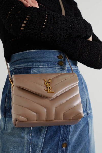 SAINT LAURENT 这款名为 “Loulou” 的单肩包致敬了品牌创始人与 Loulou de la Falaise 一段伟大的友谊。它采用绗缝藕灰色皮革于意大利精制而成，饰有极具辨识度的 Logo 饰牌，拆下肩带后还可用作手拿包。