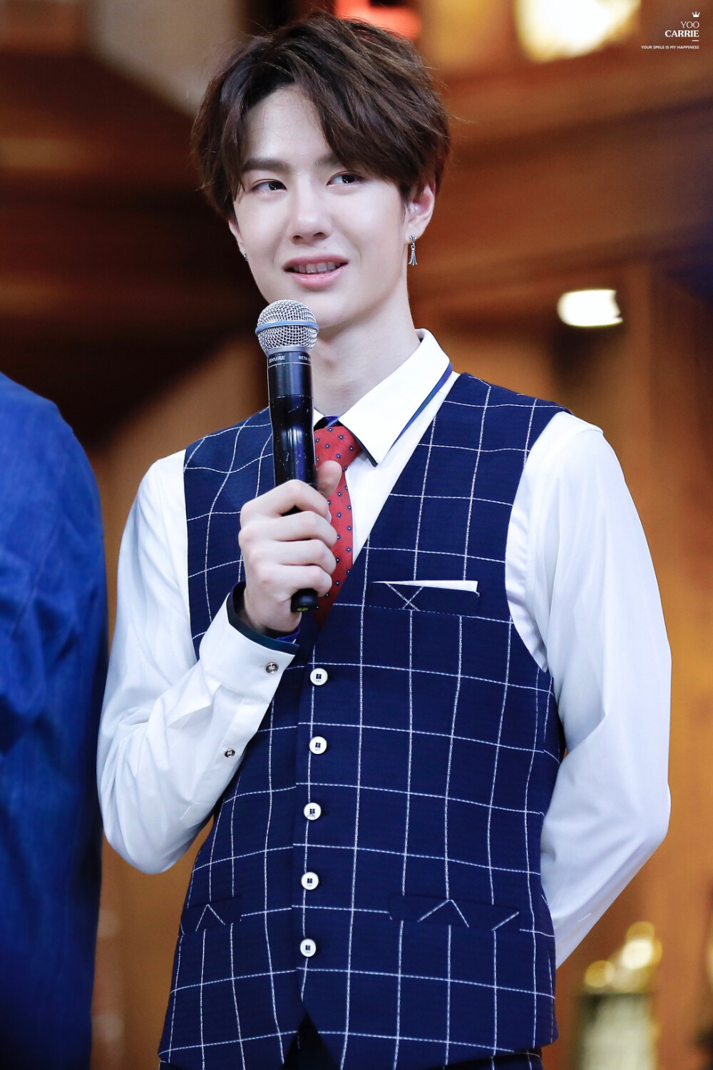 160417天天向上录制uniq王一博crlogo