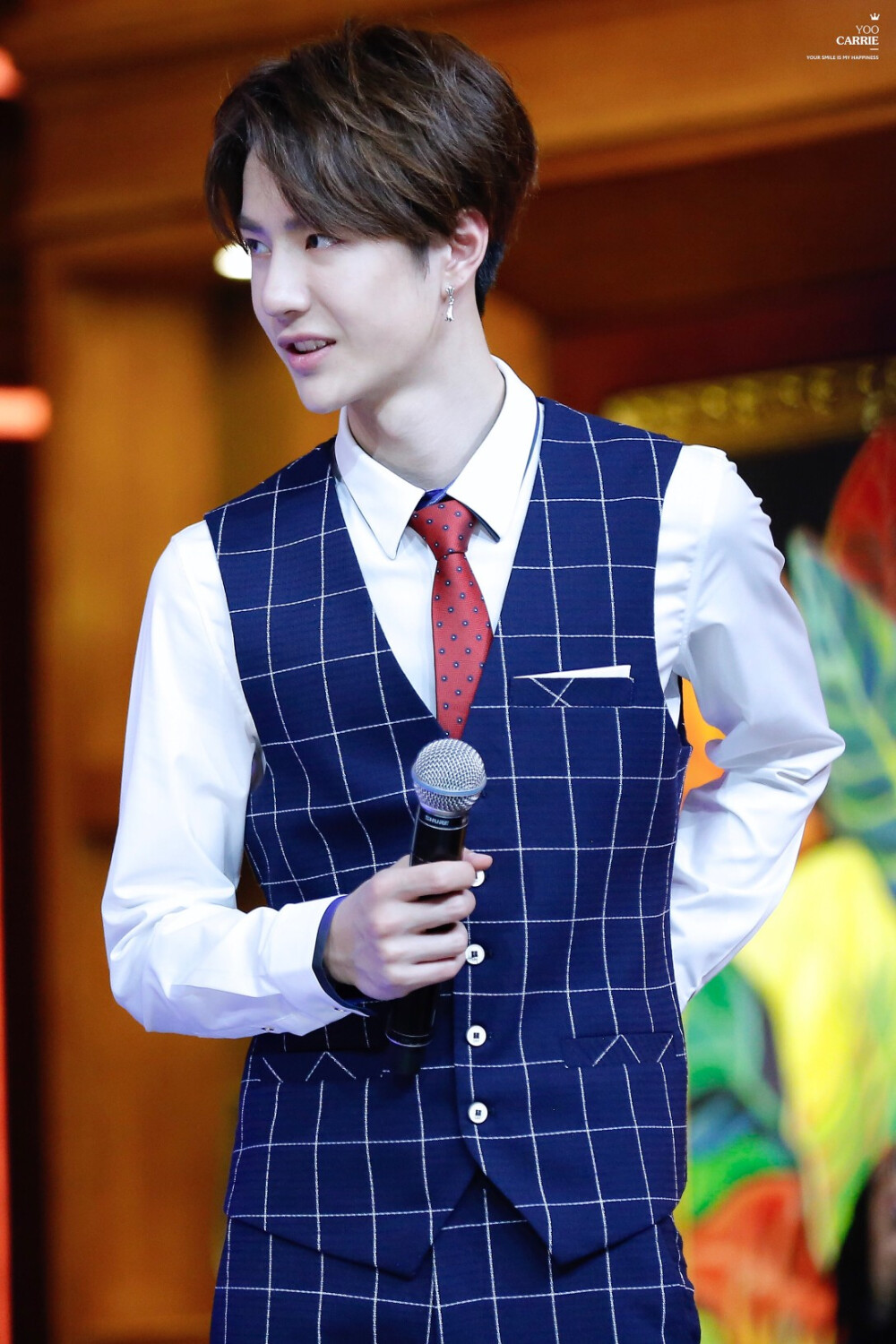 160417天天向上录制uniq王一博crlogo