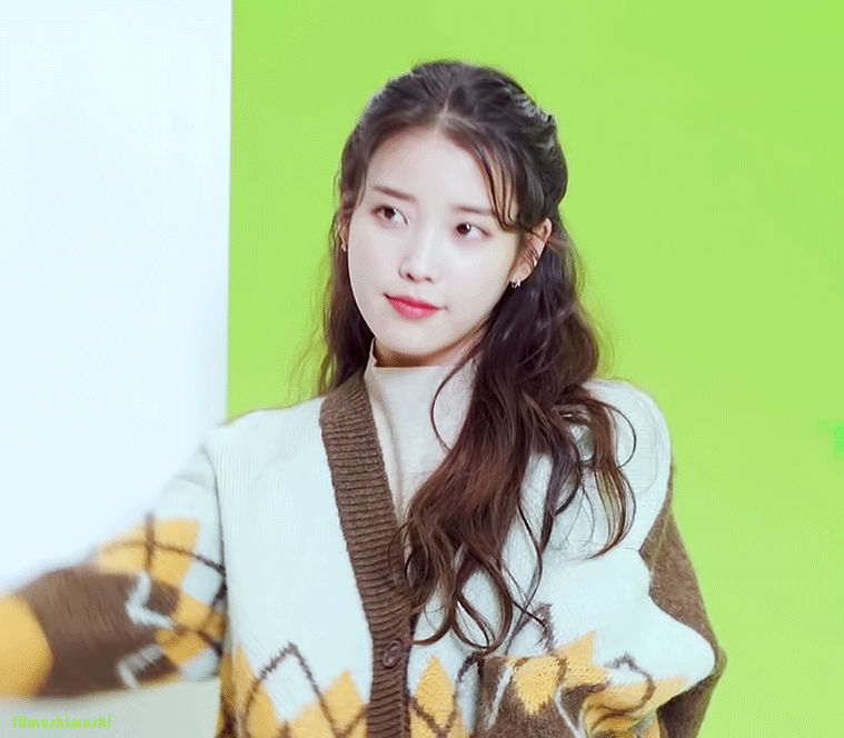 IU 李知恩 动图 cr：logo